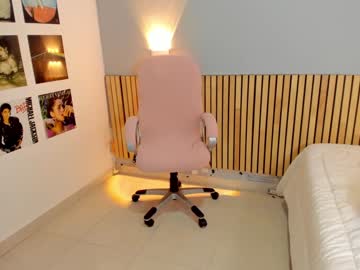 girl
        little_effy18 cam image #4213549