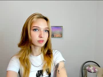 girl
        nobarbie cam image #2171520