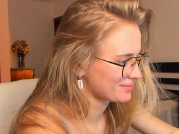 girl
        linellali cam image #206168