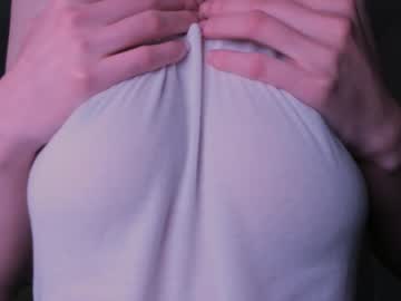 girl
        lauratanguy cam image #5236709