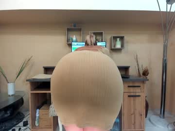 girl
        classy_medeeea cam image #1508113