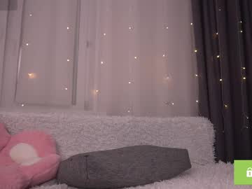 girl
        tiny_lily_ cam image #6275332