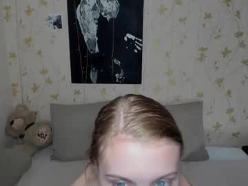 girl
        phoebepaw cam image #4331507