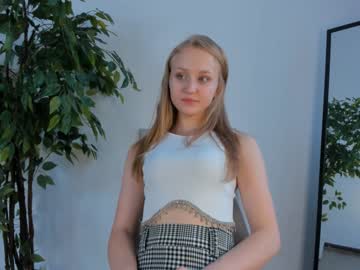 girl
        merciaembry cam image #3377629