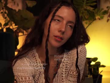 girl
        effylowell_ cam image #1607523