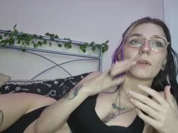 girl
        lizzyylovesick cam image #4289636