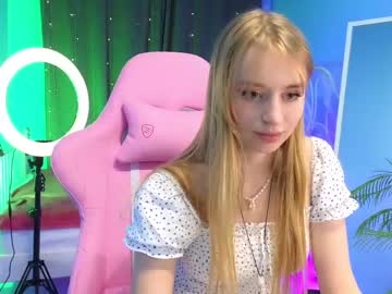 girl
        luciaostin cam image #5408290