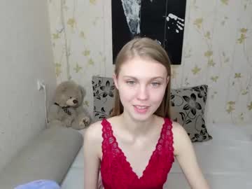 girl
        phoebepaw cam image #3701742