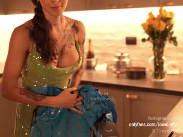 girl
        effylowell_ cam image #5511752