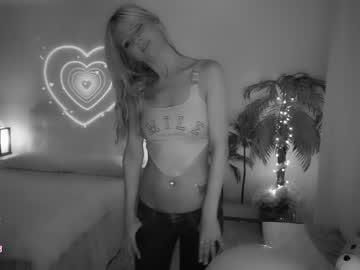 girl
        amyvalentine cam image #3619860