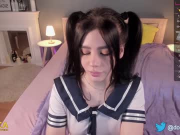girl
        dolly_nn cam image #1149675