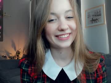 girl
        kati_more cam image #4397600
