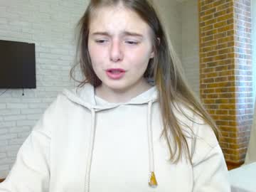 girl
        reilbella cam image #1474723