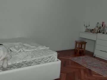 girl
        vivienne_westwoood cam image #1621816