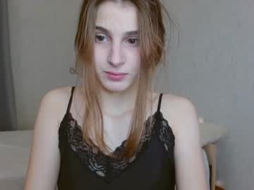 girl
        little_kitt1y_ cam image #2770528