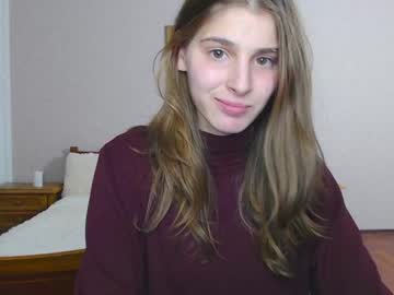 girl
        little_kitt1y_ cam image #2754127