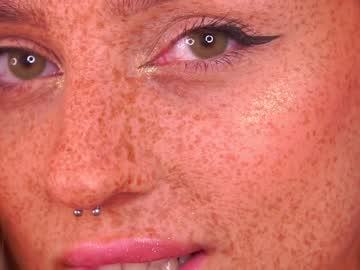 girl
        artease cam image #404998