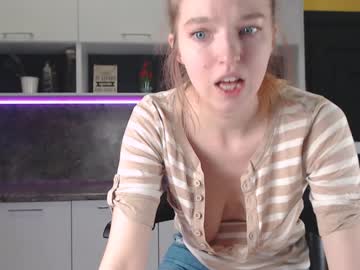 girl
        agata_moon cam image #431807