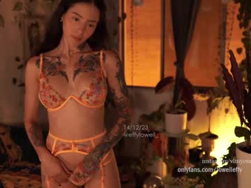 girl
        effylowell_ cam image #3066199
