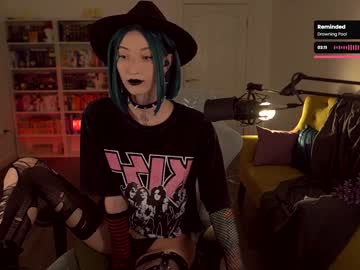 girl
        loony_moony cam image #4008779