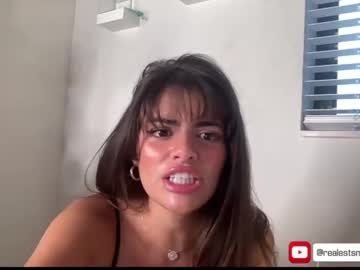 girl
        poutyselena cam image #4695159