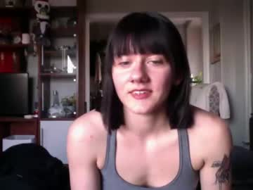 girl
        psychobaby666 cam image #1384432