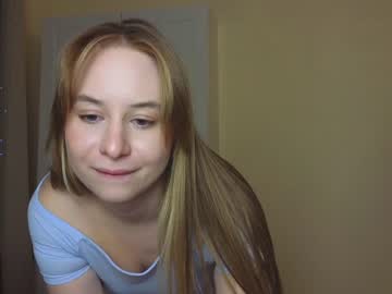girl
        light__fury cam image #3078400