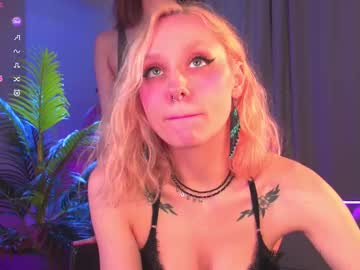 girl
        nikkisilk cam image #6498188