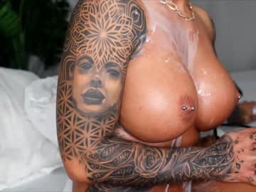 girl
        dee_waters cam image #1017729