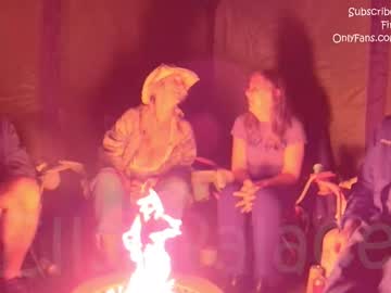 couple
        ells_palace cam image #4337245