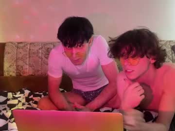 couple
        donwat cam image #3397466