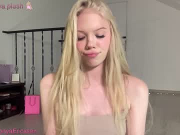 girl
        sonyaplush cam image #3272501