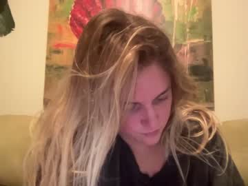 girl
        bananascoconutz cam image #1708506
