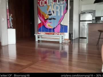 girl
        bloomyogi cam image #3917672