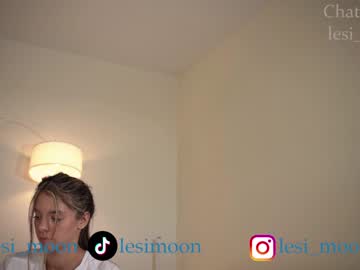 girl
        lesi_moon cam image #3463495