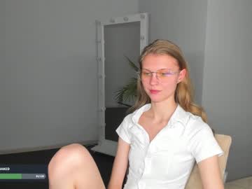 girl
        phoebepaw cam image #6568724