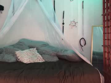 couple
        jinxy_moans cam image #3645103