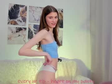 girl
        hello_vivienne cam image #5338105