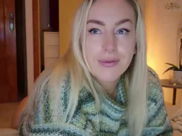 girl
        christinasiemone cam image #5496979