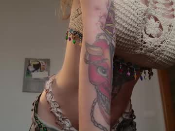 girl
        pathos_of_things cam image #6767450