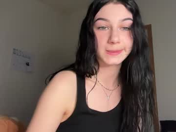 girl
        kalirhea18 cam image #3884644