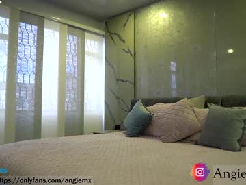 girl
        nina_mon cam image #1949531