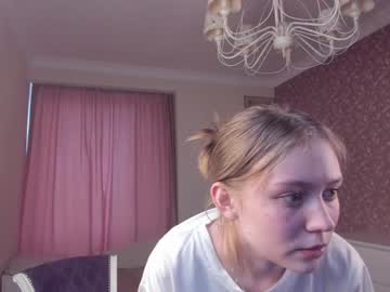 girl
        rowenacarrington cam image #4339001