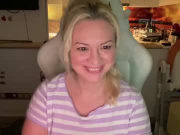 girl
        kiradivine cam image #966343