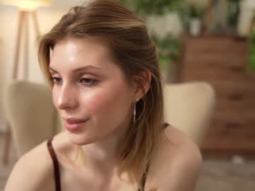 girl
        refined_style cam image #6773112