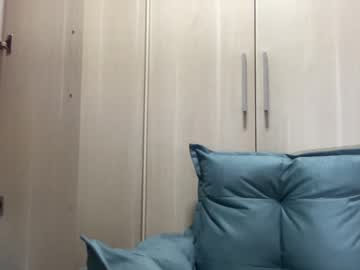 girl
        yourbonie cam image #1183217