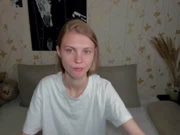girl
        phoebepaw cam image #4360112