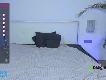 girl
        lonelyflowerr cam image #1160695