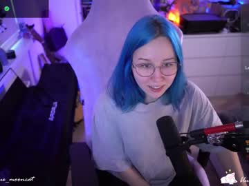 girl
        blue_mooncat cam image #3814708