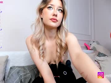 girl
        sweetbarb1e cam image #1087561